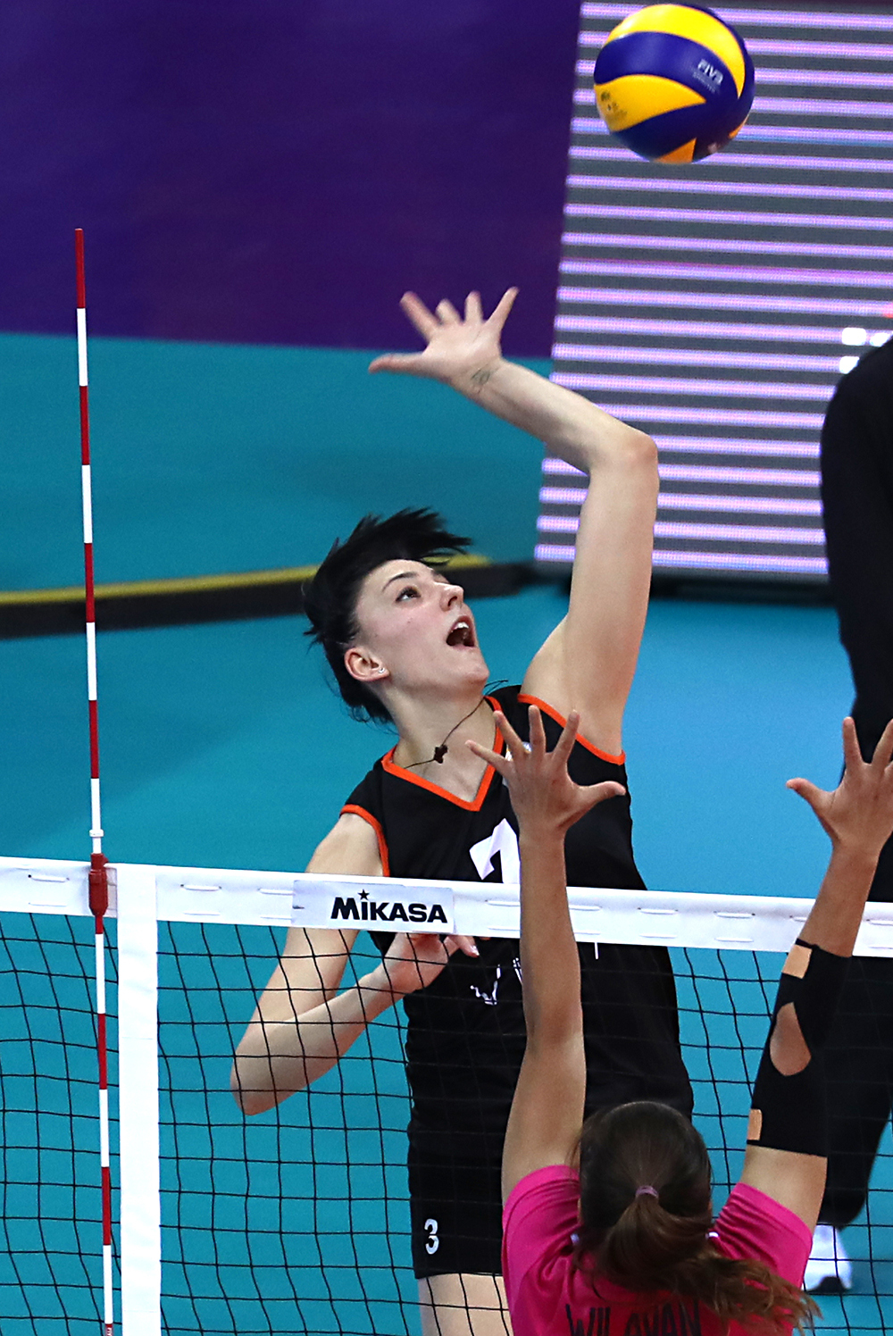 DBGame-巴西排球队队员默契配合，助攻得分