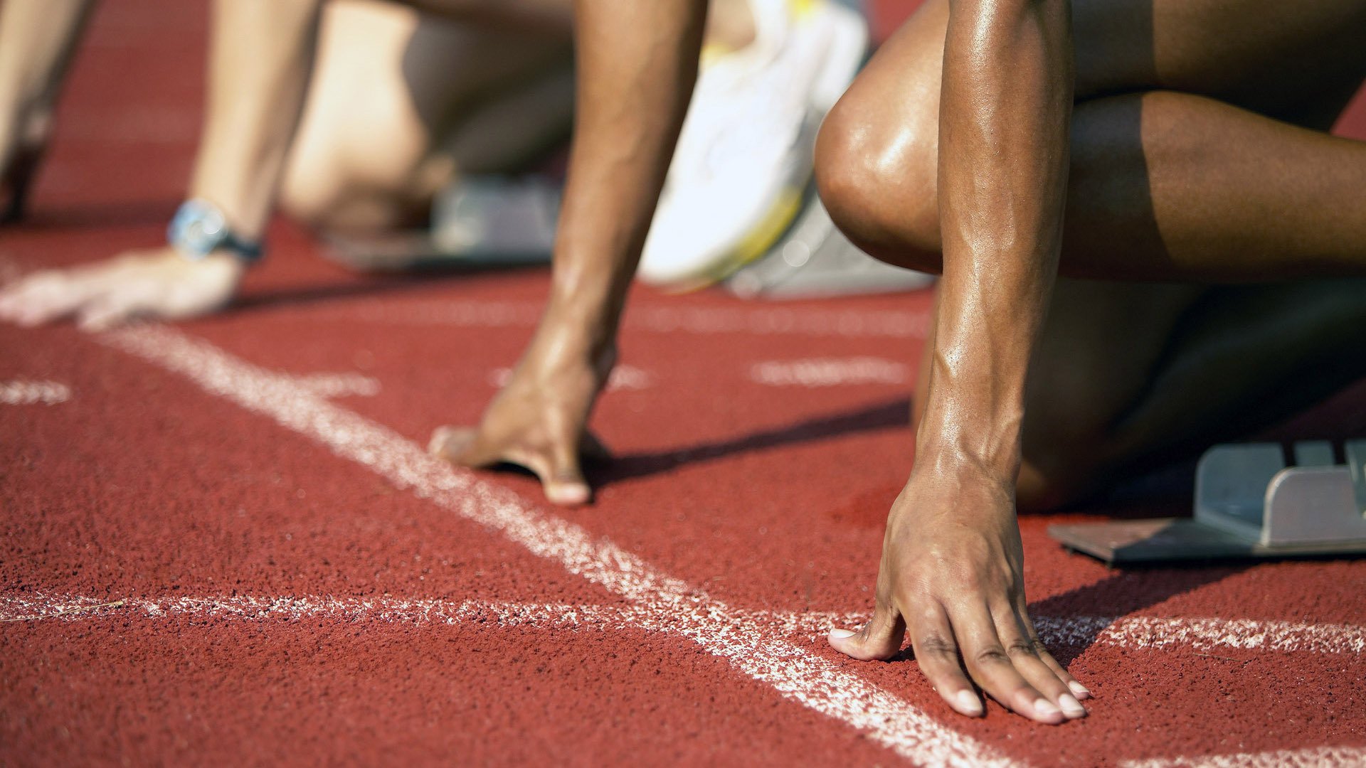 赛道上的终章，萨卡末节接管F1年度争冠之夜